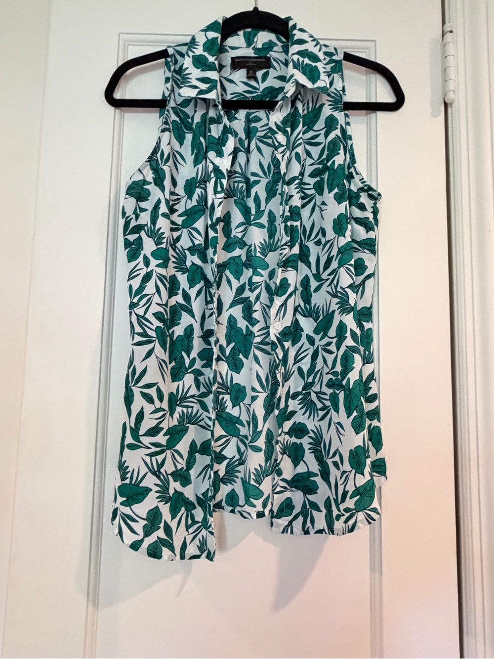 Banana Republic Factory Sleeveless Green Leaf Print Collared button down